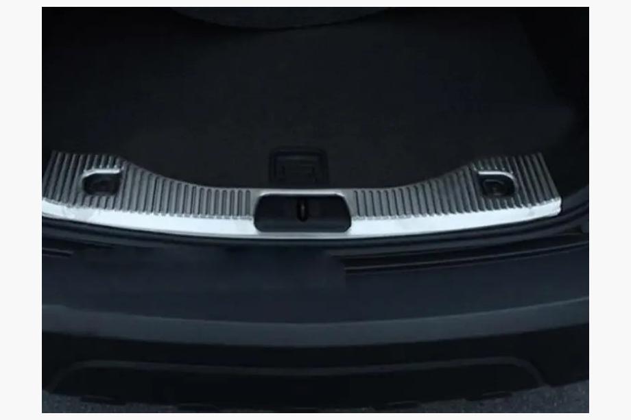 Chevrolet Trax 2012–2023 Bagagerumstærskelbeskytter Libao (rustfrit stål) Image