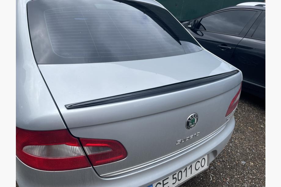 Skoda Superb 2009–2015 LIP-spoiler (Sunplex, sort) (115,8 cm x 6,3 cm) Image