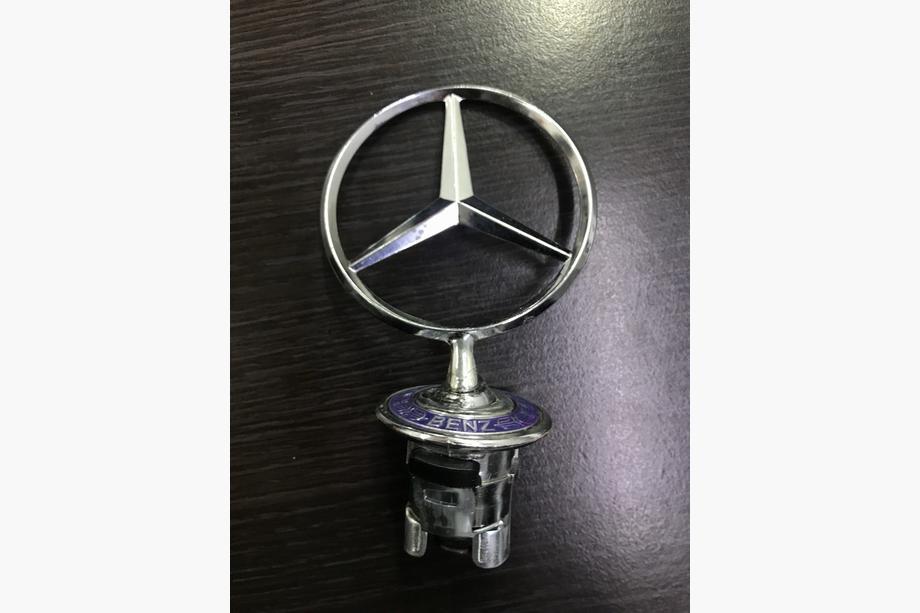 Mercedes S-class W140 1991–1998 NEDSAT! Krydssigte-emblem (med tekst) Image