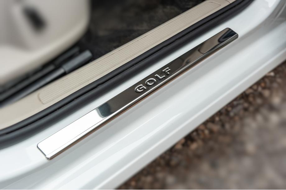 Volkswagen Golf 7/E-Golf 2012–2020 OmsaLine V2 dørtrinslister (4 stk., rustfrit stål) Image
