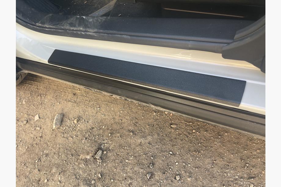Mazda CX-30 2019– DDU Mat dørtrinslister (2 stk., plast) Image